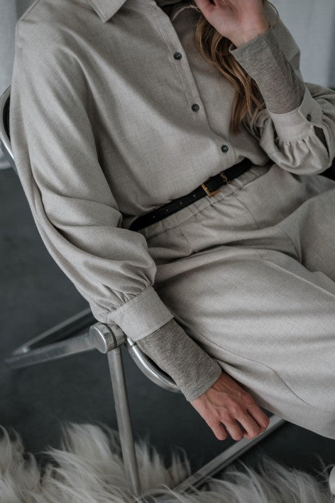 Pelline zand kleurige blouse lichte vleermuismouw