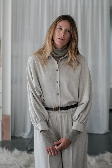 Pelline zand kleurige blouse lichte vleermuismouw