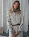 Pelline zand kleurige blouse lichte vleermuismouw