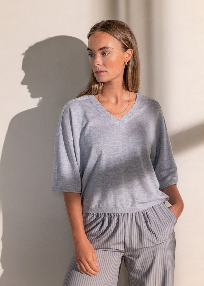 VAYEN v neck relaxed pull light grey